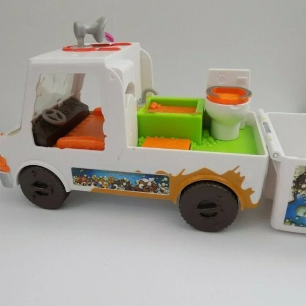 The Ugglys Pet Shop Van‎